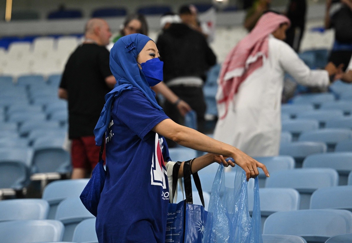 Sau khi đội nhà bị loại khỏi World Cup 2022, CĐV Nhật Bản vẫn có hành động cực đẹp