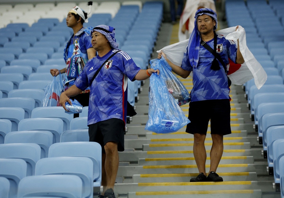 Sau khi đội nhà bị loại khỏi World Cup 2022, CĐV Nhật Bản vẫn có hành động cực đẹp