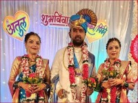 Ấn Độ: Ý kiến trái chiều về đám cưới của chú rể và cặp chị em gái sinh đôi