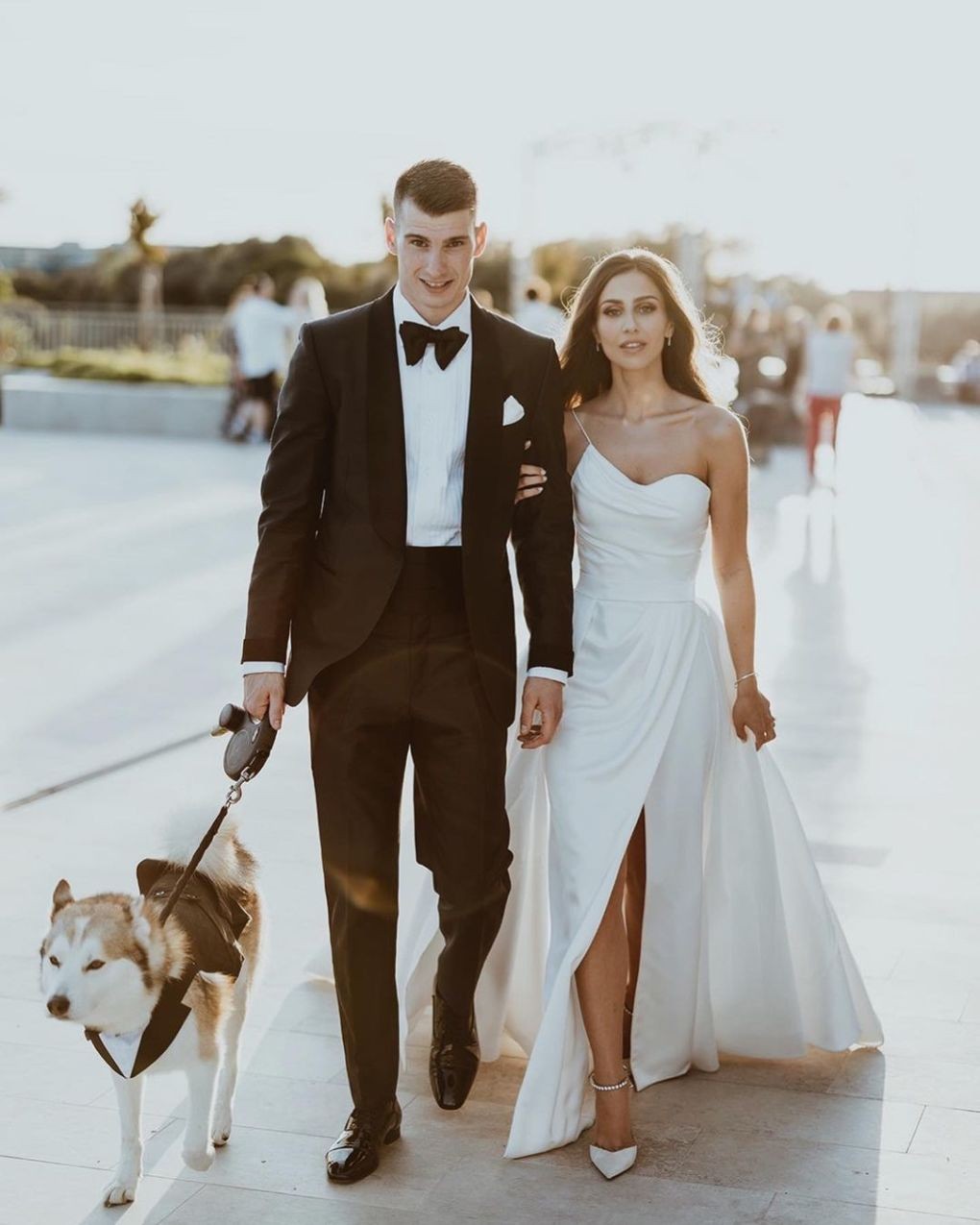 Thủ thành Dominik Livakovic gây chú ý sau khi giúp đội tuyển Croatia lọt vào tứ kết nhờ xuất sắc cản phá ba cú sút luân lưu trong trận đấu với Nhật Bản vào rạng sáng nay. Cầu thủ sinh năm 1995 hiện thi đấu cho CLB GNK Dinamo Zagreb của Croatia. Anh kết hôn với nhà thiết kế Helena Livakovic vào tháng 6 năm nay tại nhà thờ St. Stosija ở Zadar và đãi tiệc tại khách sạn Falkensteiner Resort Punta Skala ở Petrcani. Đám cưới của thủ môn đội tuyển Croatia đã thu hút sự quan tâm lớn của truyền thông nước này.