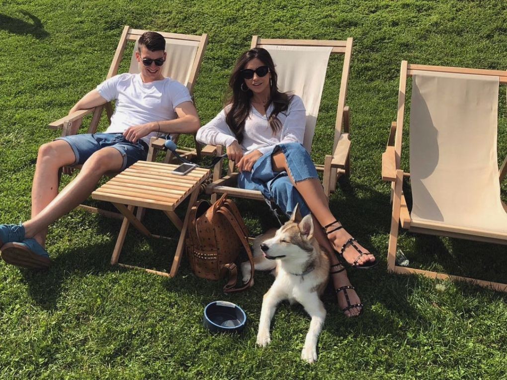 Vợ chồng thủ môn Livakovic có nuôi một chú chó nhỏ tên là Cruz và thường xuyên cho cún cưng đồng hành trong các chuyến du lịch, dã ngoại, trượt tuyết hay nghỉ hè ở biển.