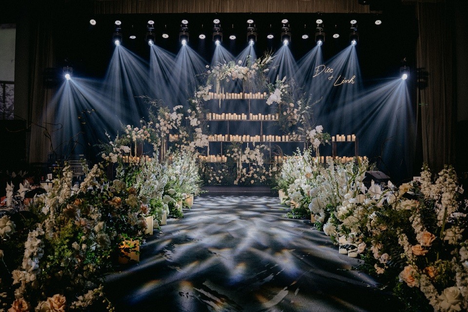 Không gian tiệc cười ngập tràn hoa tươi của con gái nghệ sĩ Xuân Hinh