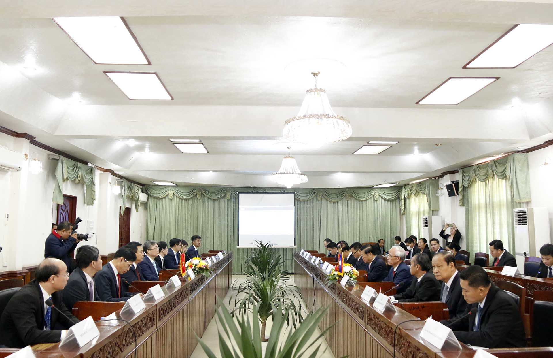 Buổi làm việc giữa đồng chí Nguyễn Xuân Thắng với đồng chí Khamphan Pheuyavong. (Nguồn: TTXVN)