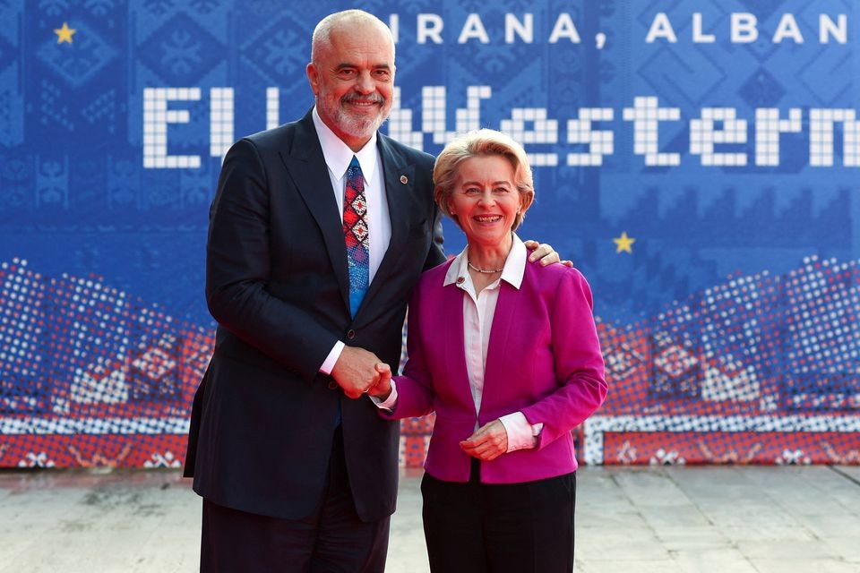 Thủ tướng Albania Edi Rama chào đón Chủ tịch Ủy ban Châu Âu Ursula von der Leyen trước hội nghị thượng đỉnh EU-Tây Balkan ở Tirana, Albania, ngày 6/12. (Nguồn: Reuters) Thủ tướng Albania Edi Rama chào đón Chủ tịch Ủy ban Châu Âu Ursula von der Leyen trước hội nghị thượng đỉnh EU-Tây Balkan ở Tirana, Albania, ngày 6/12. (Nguồn: Reuters)