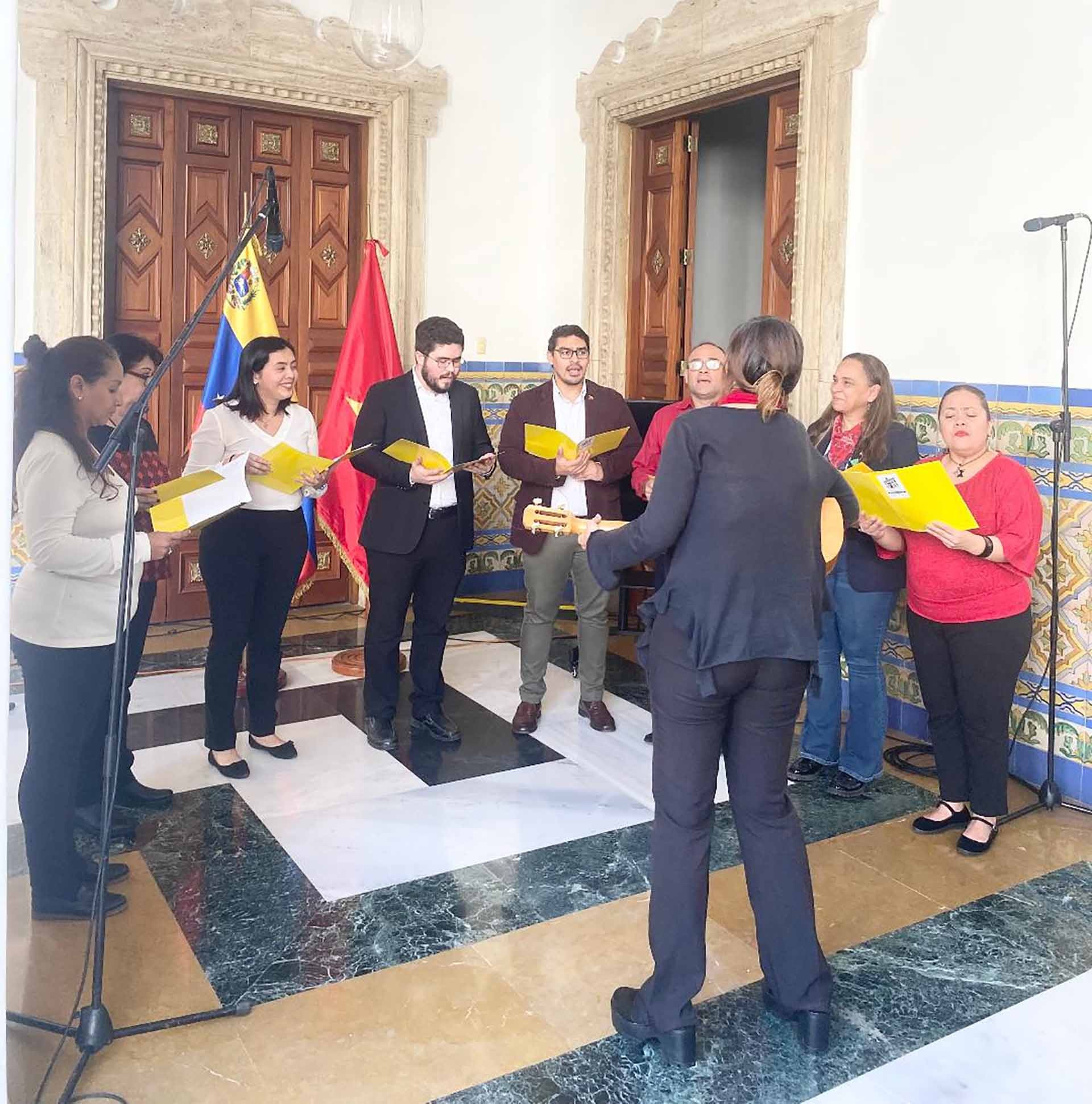 Các nghệ sĩ Venezuela biểu diễn tiết mục văn nghệ.