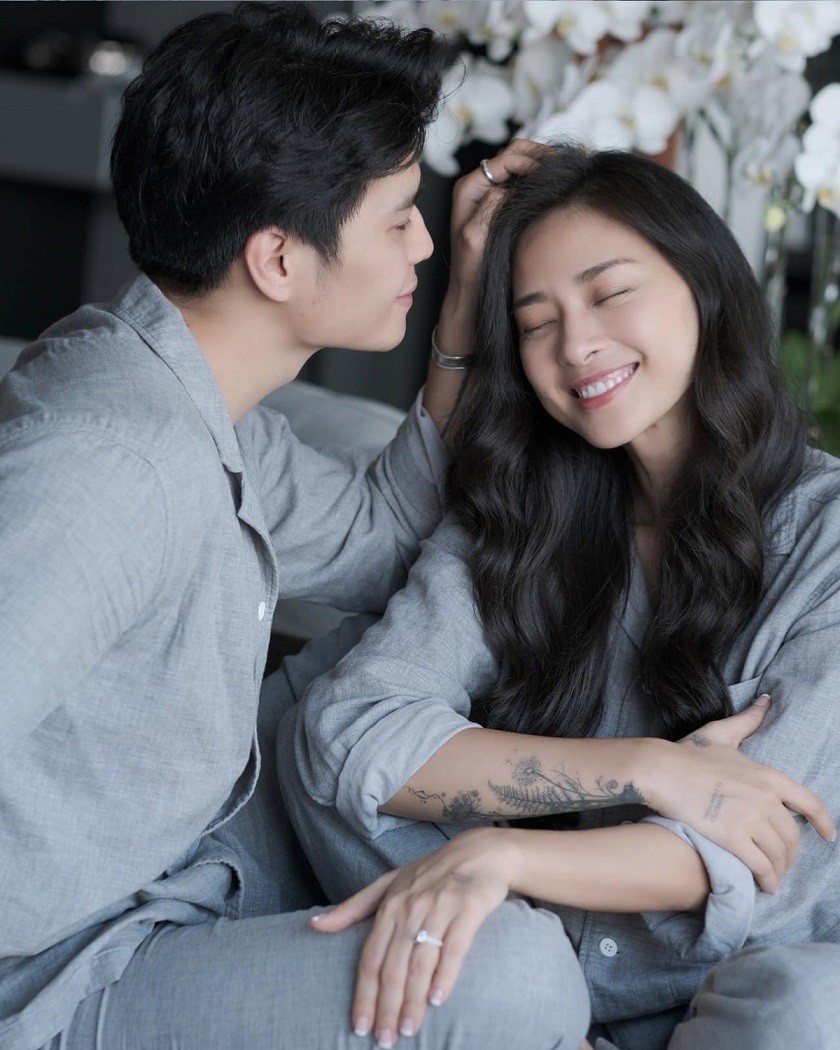 Ngô Thanh Vân và Huy Trần có thói quen diện đồ ăn ý, từ ở nhà đến khi ra phố. Cặp sao nhiều lần khoe những bộ cánh pyjama giống hệt nhau.