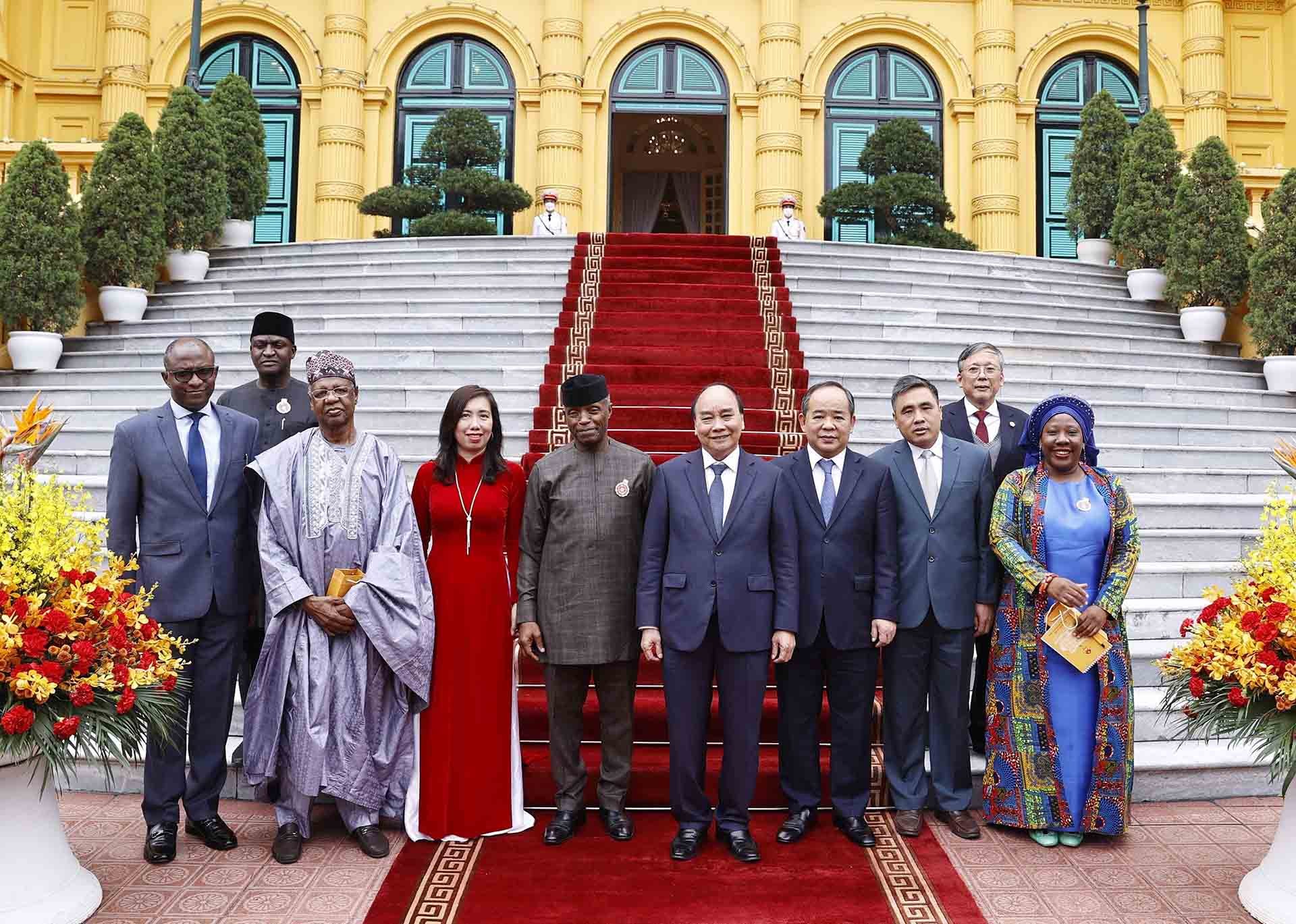 Chủ tịch nước Nguyễn Xuân Phúc chụp ảnh lưu niệm với Phó Tổng thống CHLB Nigeria Yemi Osinbajo và các đại biểu. (Nguồn: TTXVN) Chủ tịch nước Nguyễn Xuân Phúc chụp ảnh lưu niệm với Phó Tổng thống CHLB Nigeria Yemi Osinbajo và các đại biểu. (Nguồn: TTXVN)