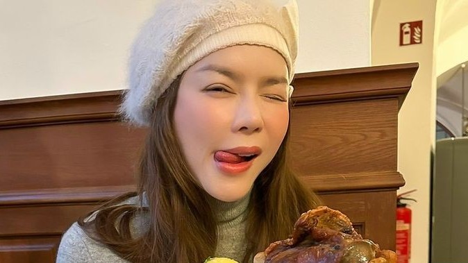 Sao Việt: Lý Nhã Kỳ đăng ảnh xì tin, Jennifer Phạm khoe eo thon, vai gầy