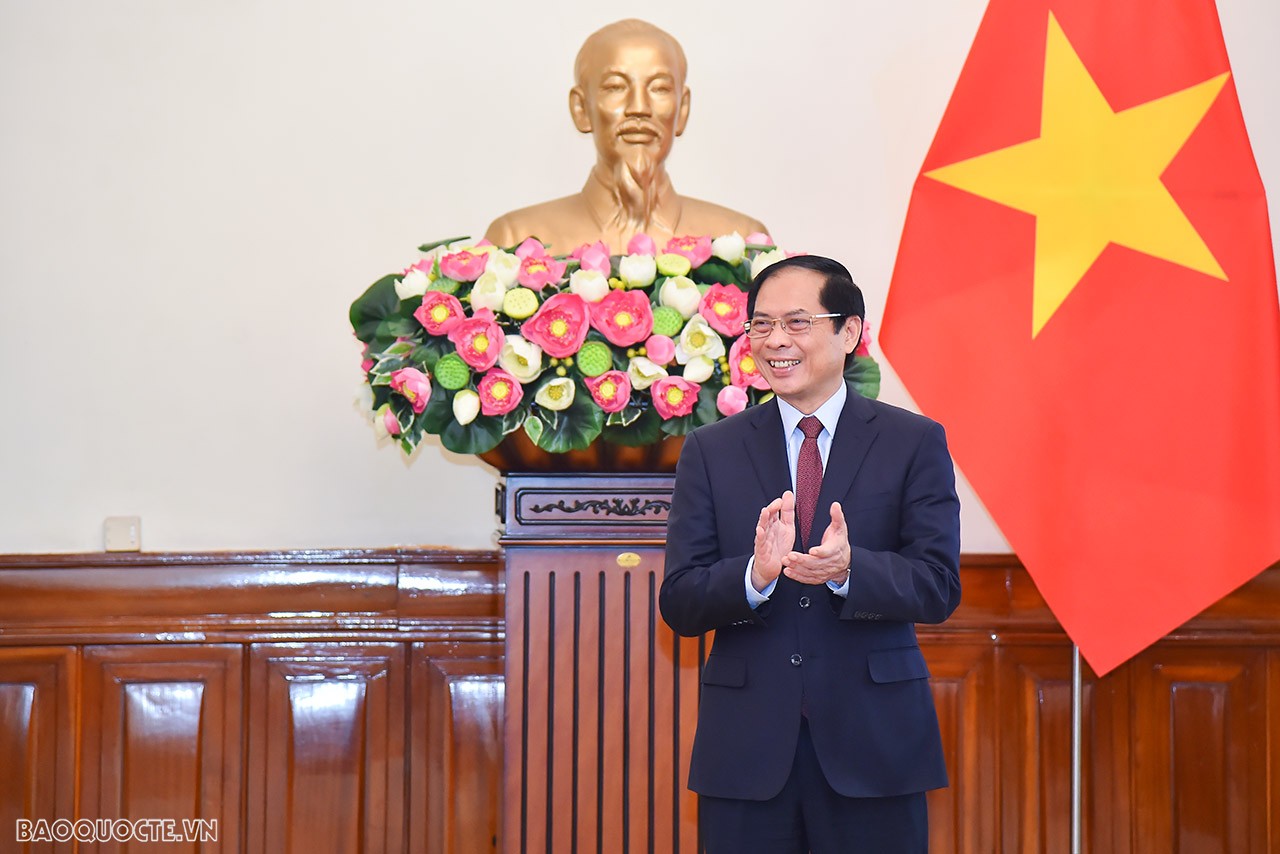 Bộ trưởng Bùi Thanh Sơn nhấn mạnh, hiện nay ngành đối ngoại đang quyết liệt triển khai đường lối đối ngoại theo tinh thần Đại hội XIII của Đảng và Chiến lược đối ngoại Việt Nam đến năm 2030, Chiến lược xây dựng và phát triển ngành Ngoại giao đến năm 2030. Trong bối cảnh tình hình thế giới, khu vực vô cùng phức tạp, biến động khó lường, đất nước và đặc biệt là Ngành còn nhiều khó khăn hiện nay, Lãnh đạo Đảng và Nhà nước rất quan tâm đến ngành Ngoại giao, trong đó có việc tạo điều kiện trong côngBộ trưởng cho rằng, cá nhân các đồng chí Lê Thị Thu Hằng và Đỗ Hùng Việt đã nỗ lực cố gắng phấn đấu trong suốt quá trình công tác thời gian qua, có kinh nghiệm công tác ở nhiều lĩnh vực khác nhau, được các cán bộ trong Bộ tín nhiệm. Bộ trưởng Bùi Thanh Sơn mong muốn, các tân Thứ trưởng Ngoại giao tiếp tục nỗ lực hết sức mình, phát huy năng lực, tinh thần chủ động, cùng với tập thể Lãnh đạo Bộ đoàn kết, phối hợp tốt để hoàn thành xuất sắc nhiệm vụ được Lãnh đạo Đảng và Nhà nước giao cho ngành Ngoại giao, hướng tới “xây dựng nền ngoại giao toàn diện, hiện đại”.