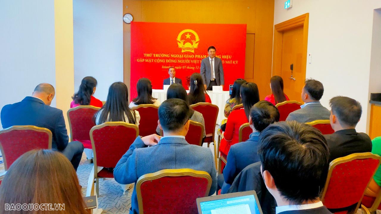 Thứ trưởng Phạm Quang Hiệu, Chủ nhiệm Ủy ban Nhà nước về người Việt Nam ở nước ngoài đã gặp gỡ đại diện Ban chấp hành lâm thời Hội người Việt Nam ở Thổ Nhĩ Kỳ và một số bà con đang học tập, sinh sống và làm việc tại Thổ Nhĩ Kỳ.