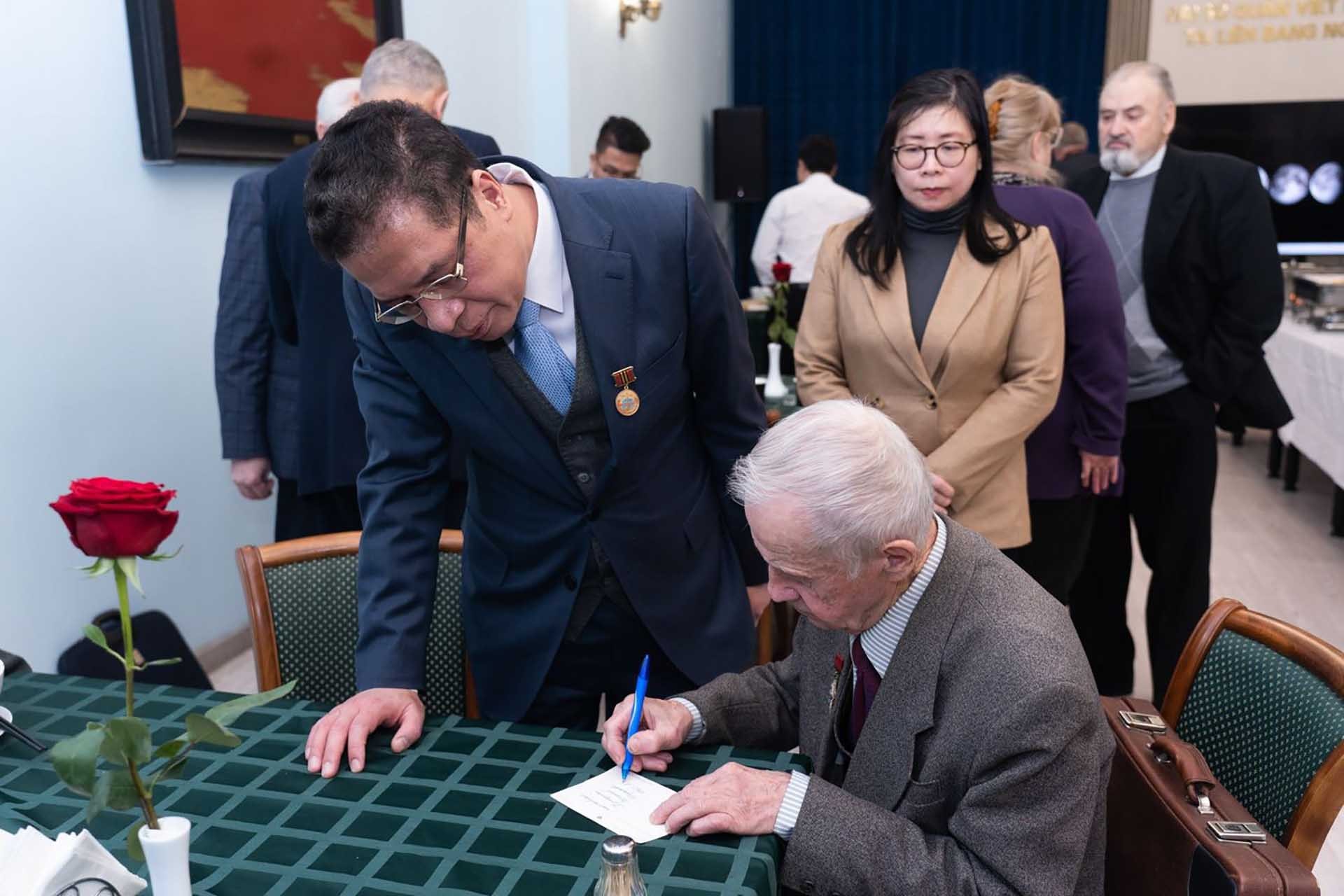 Đại sứ Đặng Minh Khôi và các đại biểu. Đại sứ Đặng Minh Khôi và các đại biểu.