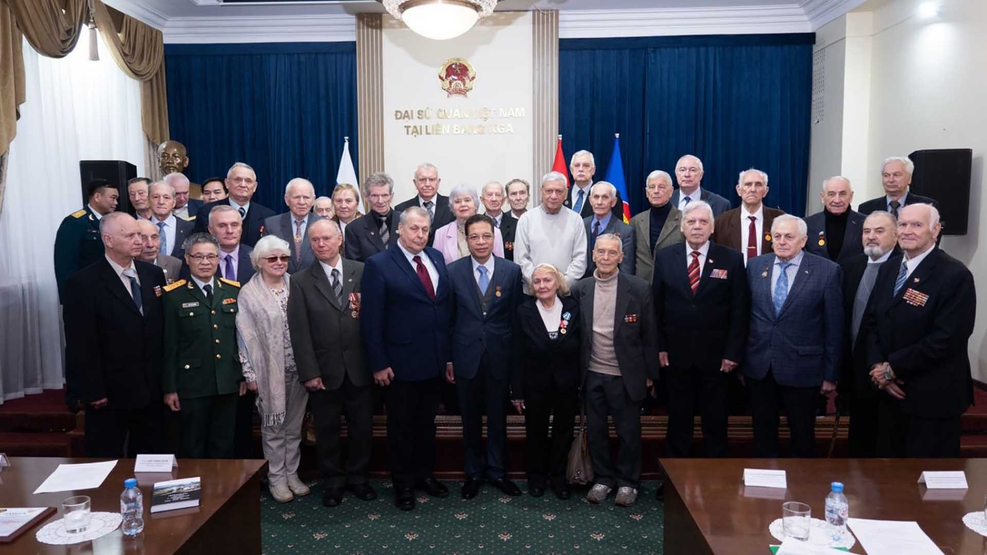 Các đại biểu chụp ảnh lưu niệm. Các đại biểu chụp ảnh lưu niệm.