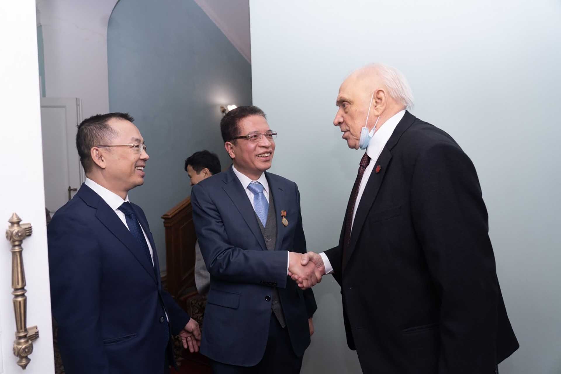 Đại sứ Đặng Minh Khôi và các đại biểu. Đại sứ Đặng Minh Khôi và các đại biểu.