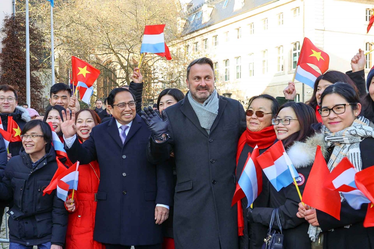 Thủ tướng Phạm Minh Chính và Thủ tướng Luxembourg Xavier Bettel cùng thân mật chào hỏi kiều bào Việt Nam đang sinh sống, làm việc, học tập tại Luxembourg. (Nguồn: VGP) Thủ tướng Phạm Minh Chính và Thủ tướng Luxembourg Xavier Bettel cùng thân mật chào hỏi kiều bào Việt Nam đang sinh sống, làm việc, học tập tại Luxembourg. (Nguồn: VGP)