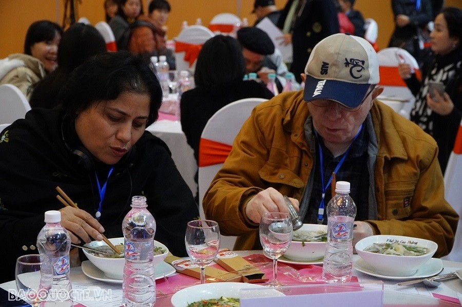 Bạn bè quốc tế, cán bộ ngoại giao trải nghiệm Ngày của Phở Bạn bè quốc tế, cán bộ ngoại giao trải nghiệm Ngày của Phở
