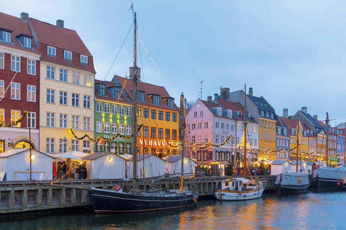 Copenhagen, Đan Mạch: Mùa đông đến, công viên giải trí lịch sử của Copenhagen, Tivoli Gardens, lấp lánh trong hàng triệu ánh đèn lễ hội. Các quầy hàng tràn ngập đồ chơi bằng gỗ, đồ trang trí bằng gốm truyền thống, rượu ngâm và Dansk aebleskiver (bánh rán Đan Mạch). Để có trải nghiệm độc đáo hơn, hãy đến chợ ven sông ở Nyhaven, nơi du khách có thể xem các cuộc diễu hành Santa Lucia (vào ngày 13/12), hàng trăm ca sĩ hát mừng trên những chiếc thuyền kayak phủ đầy ánh sáng thần tiên. Thời gian diễn Copenhagen, Đan Mạch: Mùa đông đến, công viên giải trí lịch sử của Copenhagen, Tivoli Gardens, lấp lánh trong hàng triệu ánh đèn lễ hội. Các quầy hàng tràn ngập đồ chơi bằng gỗ, đồ trang trí bằng gốm truyền thống, rượu ngâm và Dansk aebleskiver (bánh rán