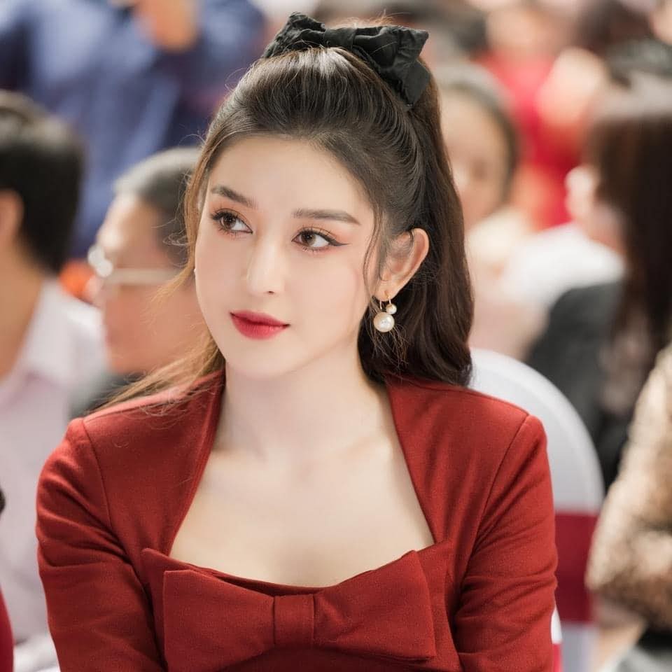 Á hậu Huyền My