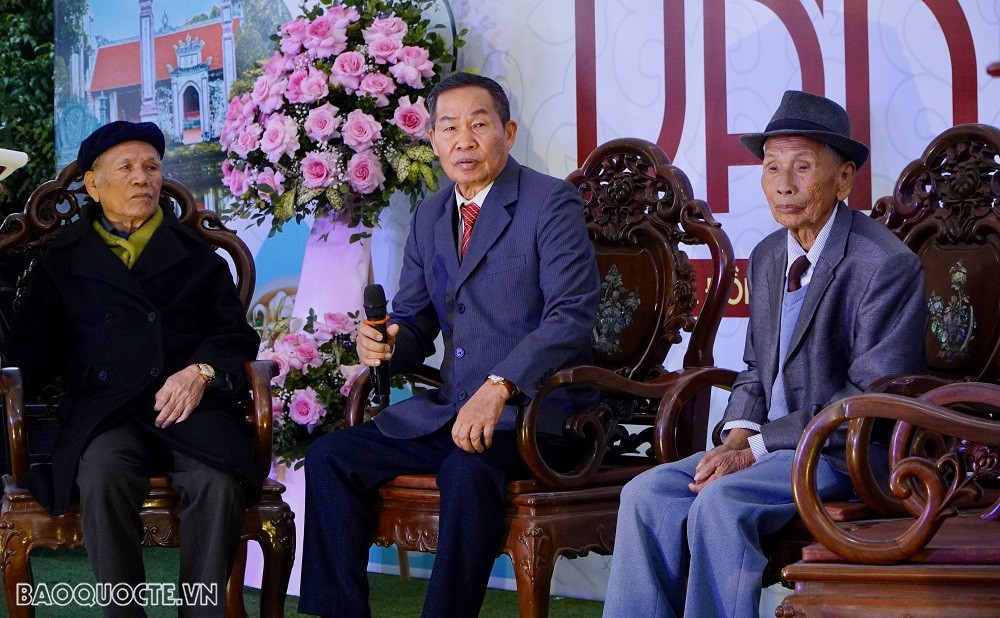 (12.11) Cụ Cồ Việt Hùng, cụ Cồ Như Chêm và Cồ Như Cải chia sẻ về nghề phở Nam Định. (Ảnh: Việt Nguyễn)