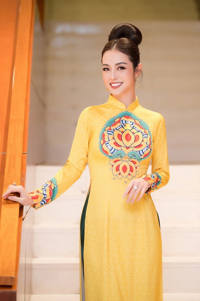 Jennifer Phạm cho biết chương trình sẽ phát hành vào dịp Tết nên cô chọn ba chiếc áo dài để gợi nhắc không khí ngày xuân khi làm MC. Một thiết kế do Ngọc Hân thực hiện, màu vàng rực rỡ, họa tiết to bản lấy cảm hứng từ hoa sen giúp Hoa hậu châu Á tại Mỹ 2006 nổi bật. Jennifer Phạm cho biết chương trình sẽ phát hành vào dịp Tết nên cô chọn ba chiếc áo dài để gợi nhắc không khí ngày xuân khi làm MC. Một thiết kế do Ngọc Hân thực hiện, màu vàng rực rỡ, họa tiết to bản lấy cảm hứng từ hoa sen giúp Hoa hậu châu Á tại Mỹ 2006 nổi bật.