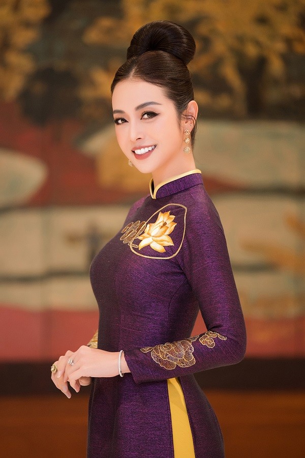 Cô chọn kiểu tóc búi cao, trang điểm tông trầm và trang sức đính kim cương khi diện áo dài. Cô chọn kiểu tóc búi cao, trang điểm tông trầm và trang sức đính kim cương khi diện áo dài.