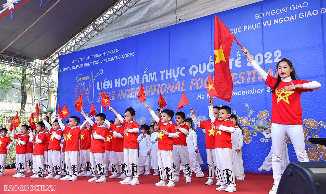 Liên hoan ẩm thực năm nay được tổ chức nhân dịp kỷ niệm 55 năm ngày thành lập ASEAN (1967-2022), mái nhà chung của gần 700 triệu người dân trong khu vực. Liên hoan ẩm thực năm nay được tổ chức nhân dịp kỷ niệm 55 năm ngày thành lập ASEAN (1967-2022), mái nhà chung của gần 700 triệu người dân trong khu vực.