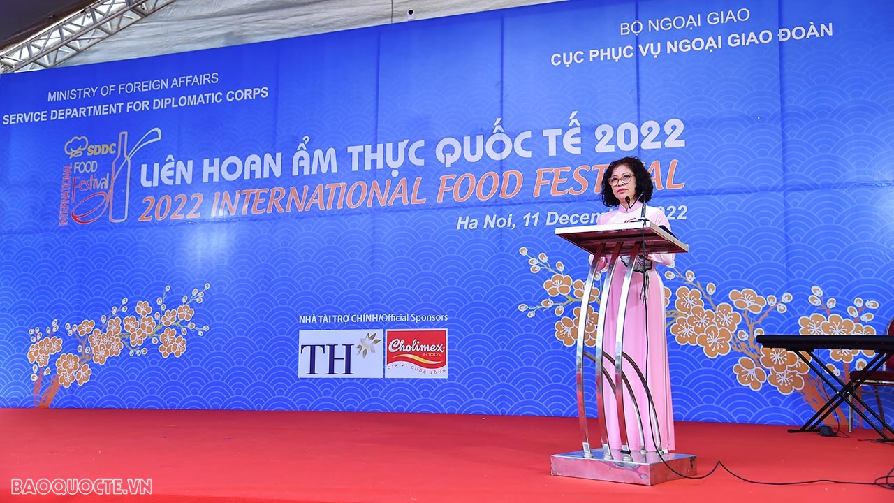 Phát biểu khai mạc sự kiện, bà Vũ Thị Bích Ngọc, phu nhân Bộ trưởng Ngoại giao Bùi Thanh Sơn cho biết, qua 10 lần tổ chức, Liên hoan ẩm thực quốc tế đã trở thành một sự kiện giao lưu văn hóa, ẩm thực và từ thiện nổi bật với sự tham gia ngày càng đông đảo của các đại sứ quán, các trung tâm văn hóa nước ngoài, các sở ngoại vụ đại diện các tỉnh thành, doanh nghiệp và các đơn vị trong Bộ Ngoại giao. Phát biểu khai mạc sự kiện, bà Vũ Thị Bích Ngọc, phu nhân Bộ trưởng Ngoại giao Bùi Thanh Sơn cho biết, qua 10 lần tổ chức, Liên hoan ẩm thực quốc tế đã trở thành một sự kiện giao lưu văn hóa, ẩm thực và từ thiện nổi bật với sự tham gia ngày càng đông đảo của các đại sứ quán, các trung tâm văn hóa nước ngoài, các sở ngoại vụ đại diện các tỉnh thành, doanh nghiệp và các đơn vị trong Bộ Ngoại giao.