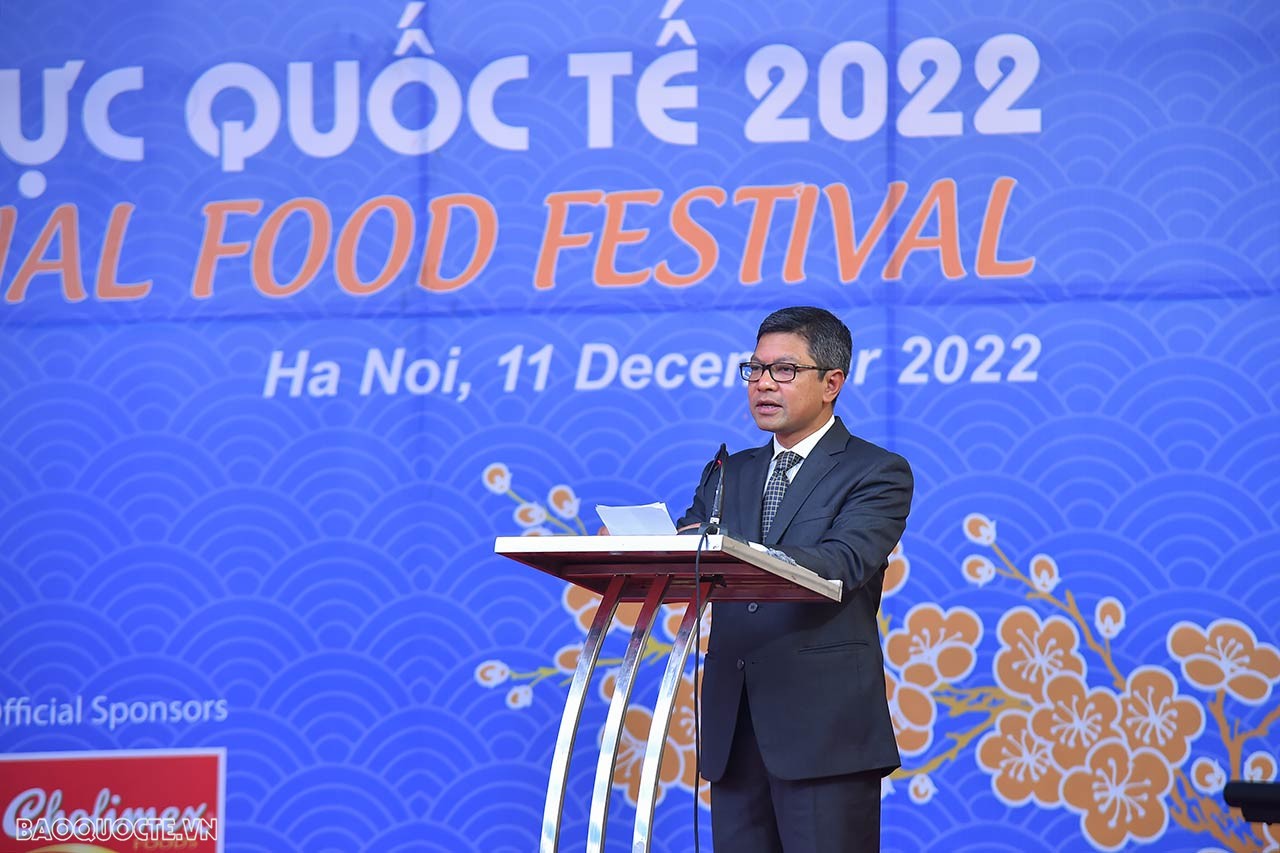 Thay mặt các đại sứ, trưởng các cơ quan ngoại giao đoàn tại Hà Nội, ngài Denny Abdi, Đại sứ Indonesia tại Việt Nam bày tỏ vui mừng được tham gia sự kiện văn hóa, ẩm thực này, thể hiện sự đoàn kết, thắt chặt gắn bó mà ASEAN vẫn luôn theo đuổi. Thay mặt các đại sứ, trưởng các cơ quan ngoại giao đoàn tại Hà Nội, ngài Denny Abdi, Đại sứ Indonesia tại Việt Nam bày tỏ vui mừng được tham gia sự kiện văn hóa, ẩm thực này, thể hiện sự đoàn kết, thắt chặt gắn bó mà ASEAN vẫn luôn theo đuổi.