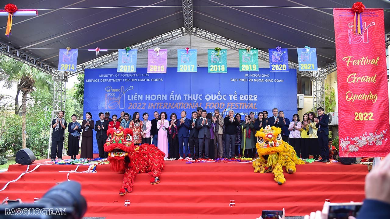 Đại sứ nhấn mạnh, chúng ta kết nối và đoàn kết vì sự tiến bộ của người dân. ASEAN mong muốn lan tỏa tinh thần gắn bó này với thế giới. Với ý nghĩa kết nối con người, ẩm thực cũng là động lực tăng trưởng kinh tế cho các nước, đóng góp quan trọng cho kinh tế và ngoại giao. Đại sứ nhấn mạnh, chúng ta kết nối và đoàn kết vì sự tiến bộ của người dân. ASEAN mong muốn lan tỏa tinh thần gắn bó này với thế giới. Với ý nghĩa kết nối con người, ẩm thực cũng là động lực tăng trưởng kinh tế cho các nước, đóng góp quan trọng cho kinh tế và ngoại giao.