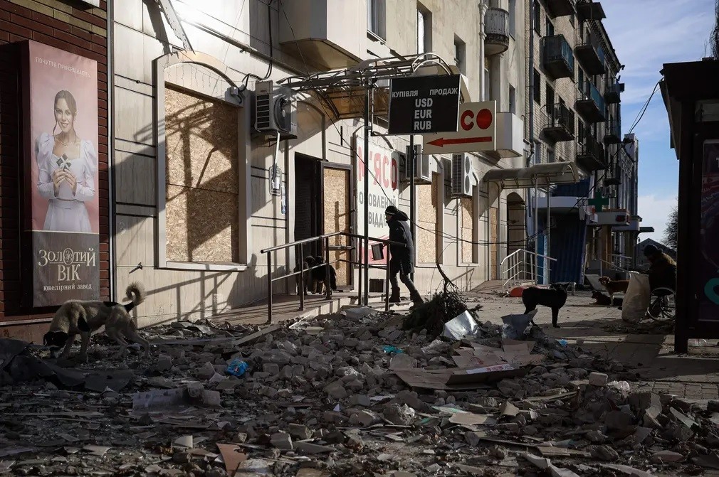 Người dân bước vào một cửa hàng ở Bakhmut, Ukraine khi cuộc xung đột Nga-Ukraine vẫn tiếp tục leo thang. (Nguồn: Getty) Người dân bước vào một cửa hàng ở Bakhmut, Ukraine khi cuộc xung đột Nga-Ukraine vẫn tiếp tục leo thang. (Nguồn: Getty)