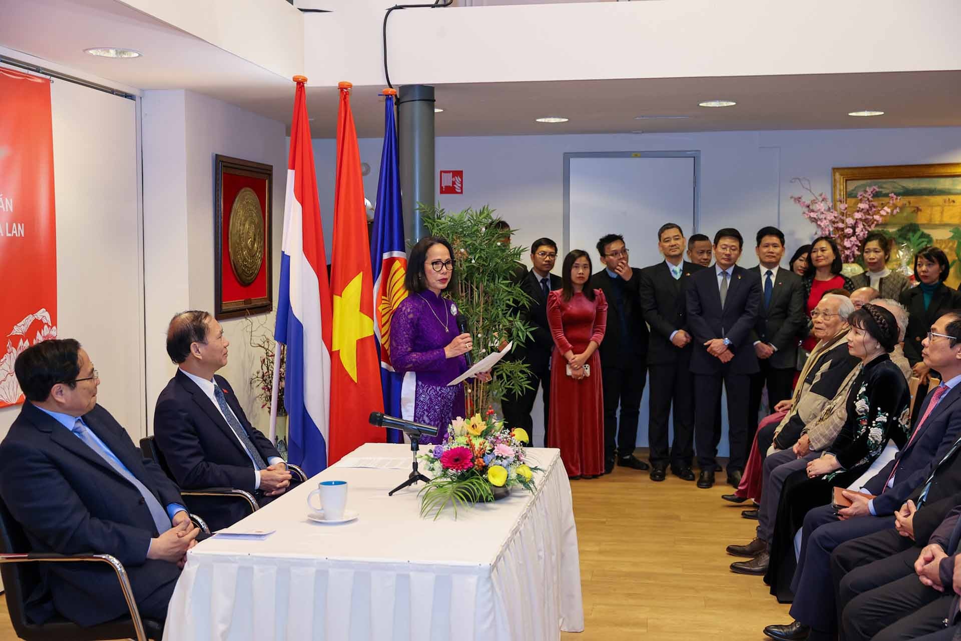 Bà Ngô Bích Ngọc, Phó Chủ tịch Hội người Việt Nam tại Hà Lan phát biểu. (Nguồn: VGP) Bà Ngô Bích Ngọc, Phó Chủ tịch Hội người Việt Nam tại Hà Lan phát biểu. (Nguồn: VGP)