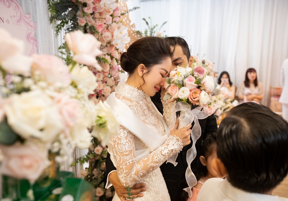 Khánh Thi bật khóc trong lễ thành hôn