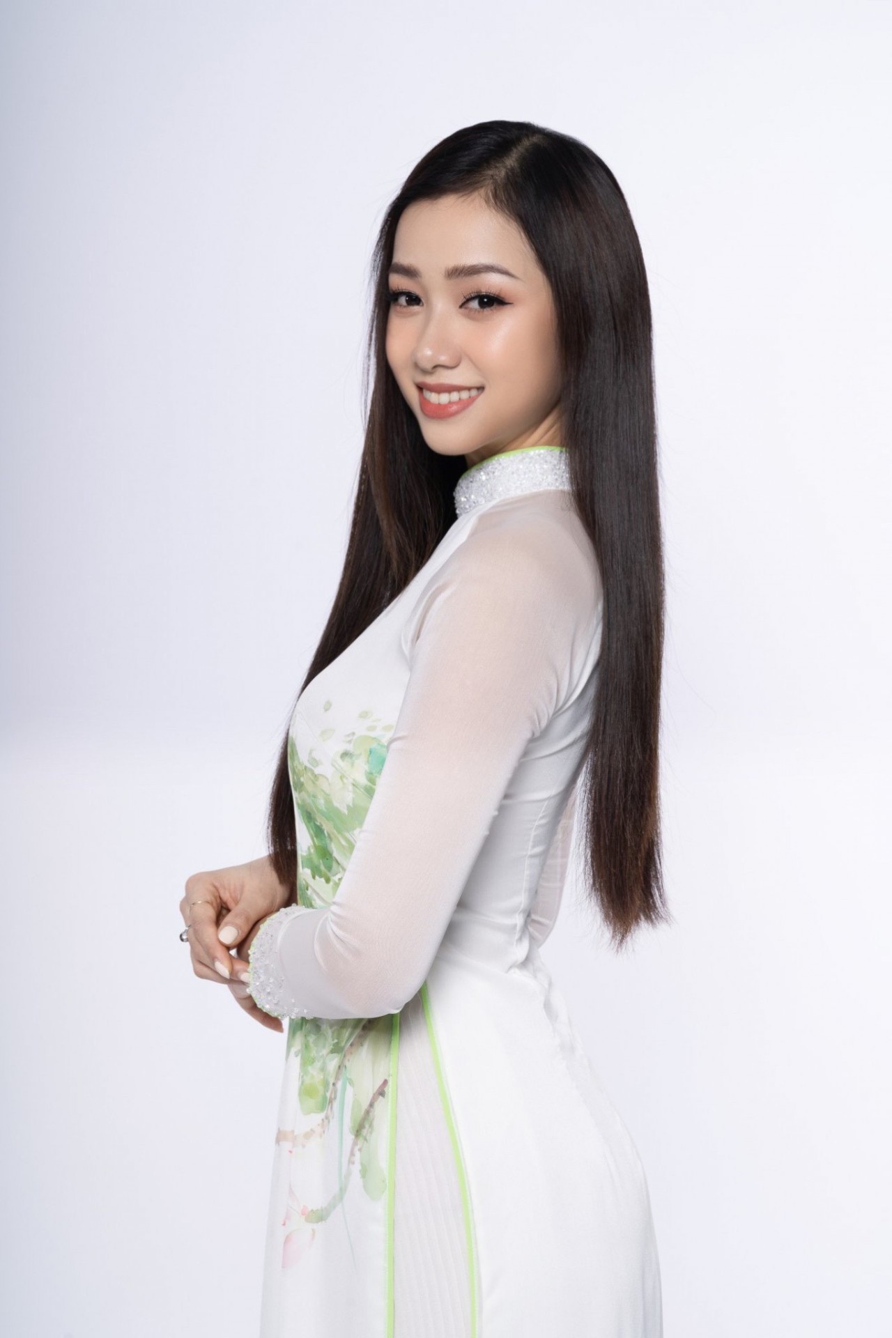 Người đẹp 8.0 IELTS, giỏi tiếng Tây Ban Nha vào chung kết HHVN 2022