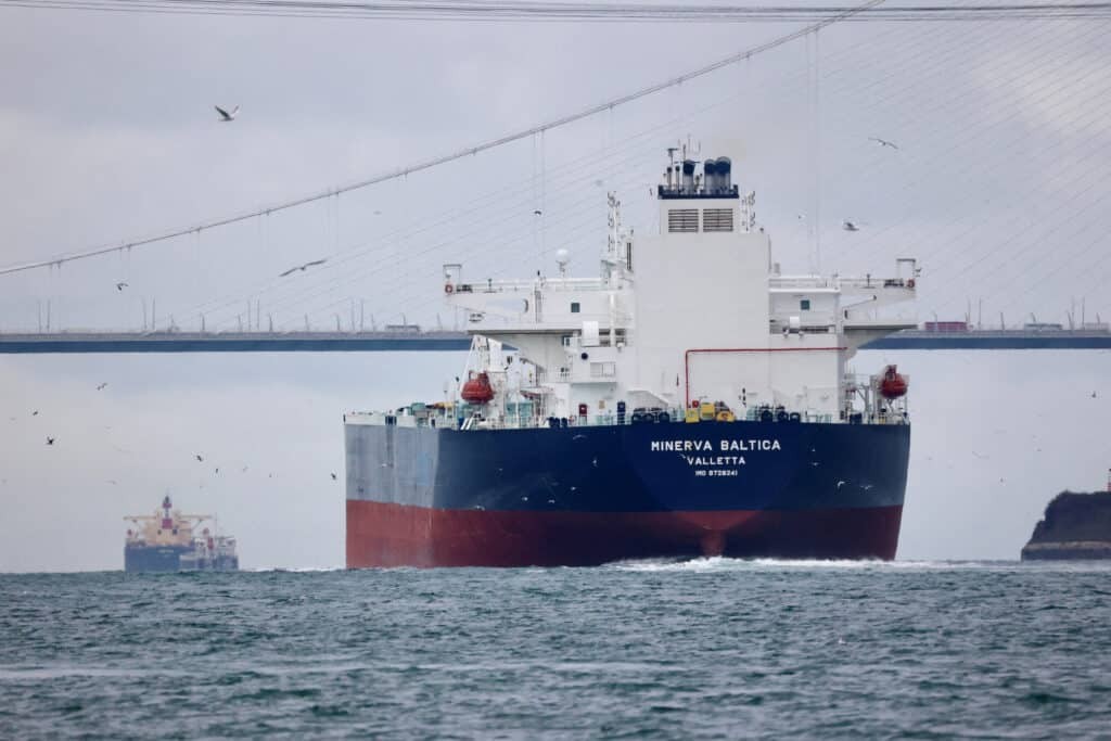 Tàu chở dầu ở eo biển Bosphorus Tàu chở dầu ở eo biển Bosphorus