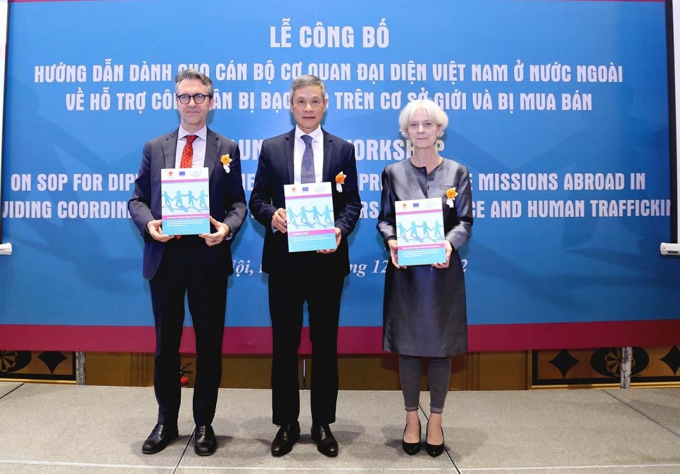 Lễ công bố Hướng dẫn dành cho cơ quan đại diện Việt Nam ở nước ngoài về hỗ trợ công dân Việt Nam bị bạo lực trên cơ sở giới và bị mua bán