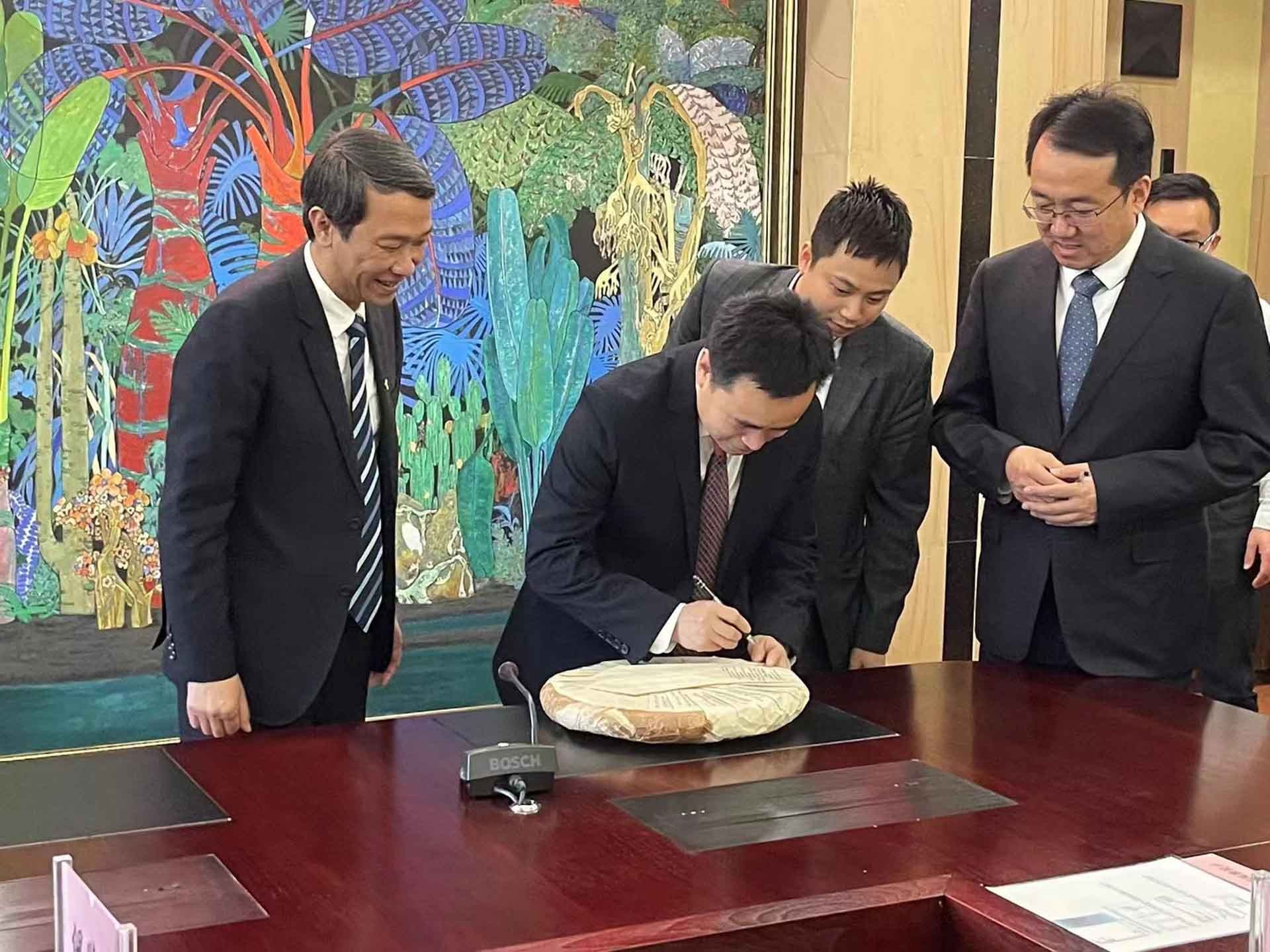 Trao tặng Bánh trà phổ nhĩ hữu nghị Việt-Trung cho Khu di tích Chủ tịch Hồ Chí Minh tại Côn Minh, Trung Quốc Trao tặng Bánh trà phổ nhĩ hữu nghị Việt-Trung cho Khu di tích Chủ tịch Hồ Chí Minh tại Côn Minh, Trung Quốc