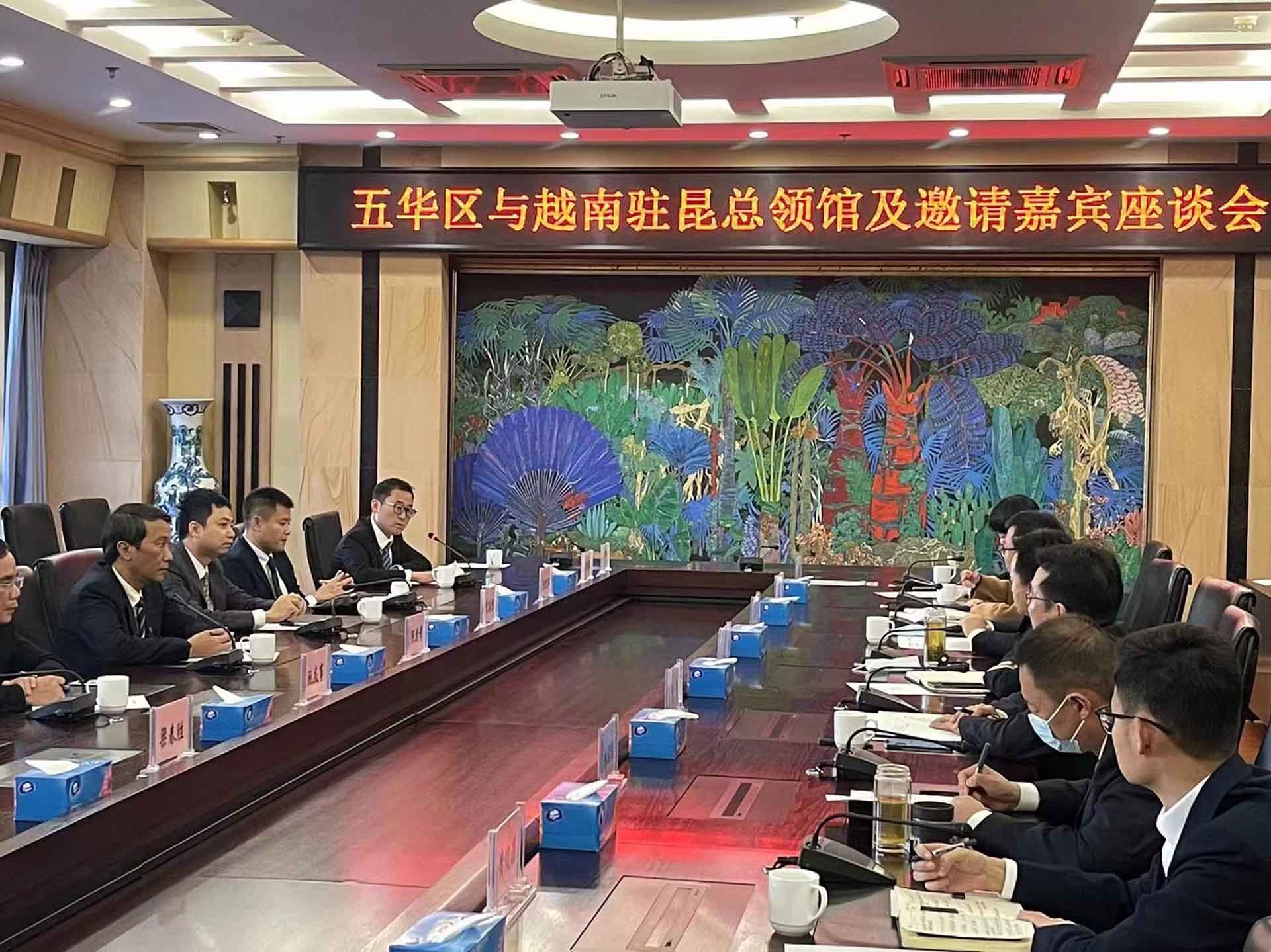 Quang cảnh tọa đàm giữa Tổng Lãnh sự quán Việt Nam tại Côn Minh và Thường vụ Quận ủy Ngũ Hoa. Quang cảnh tọa đàm giữa Tổng Lãnh sự quán Việt Nam tại Côn Minh và Thường vụ Quận ủy Ngũ Hoa.