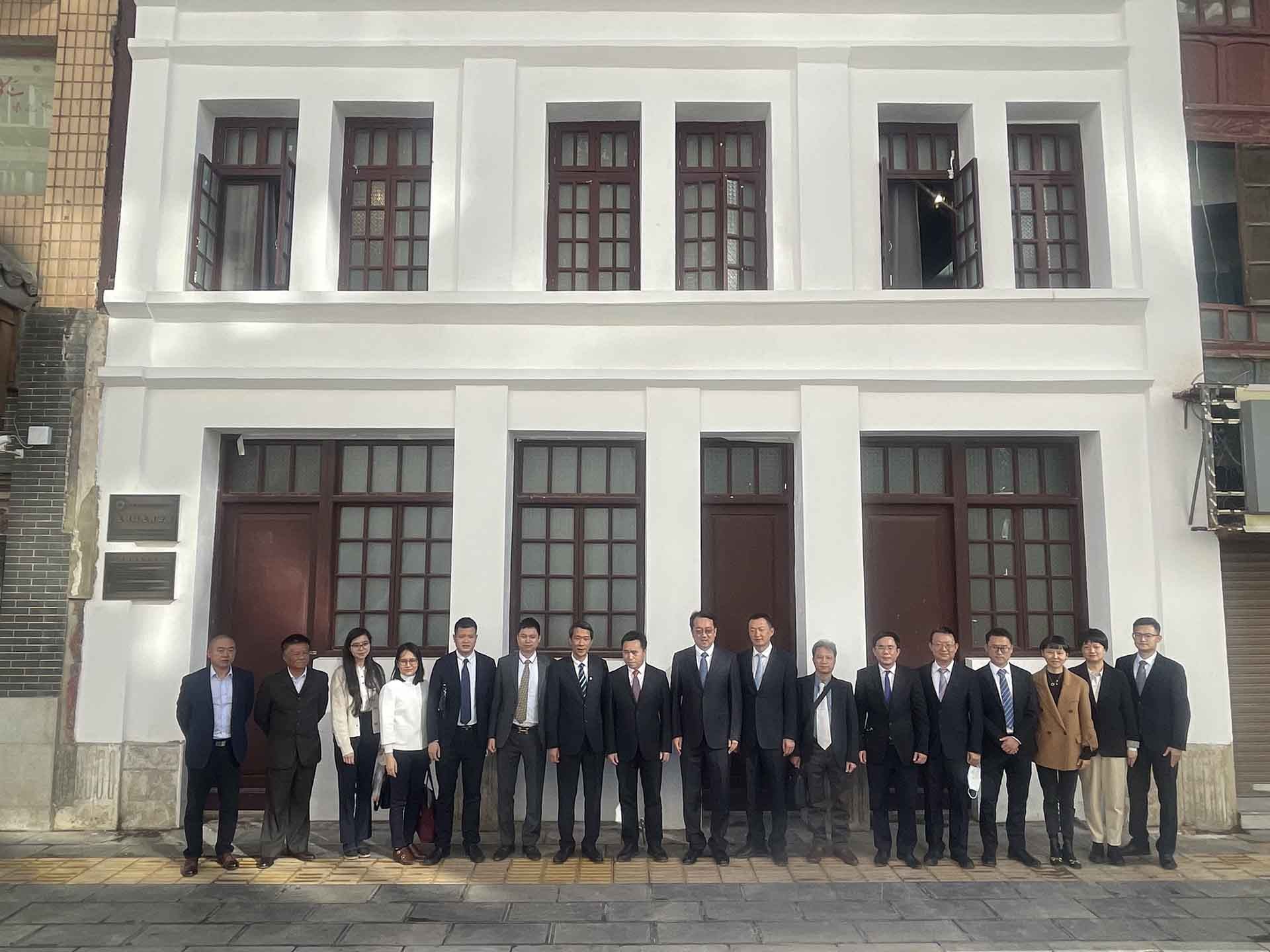 Trao tặng Bánh trà phổ nhĩ hữu nghị Việt-Trung cho Khu di tích Chủ tịch Hồ Chí Minh tại Côn Minh, Trung Quốc Trao tặng Bánh trà phổ nhĩ hữu nghị Việt-Trung cho Khu di tích Chủ tịch Hồ Chí Minh tại Côn Minh, Trung Quốc