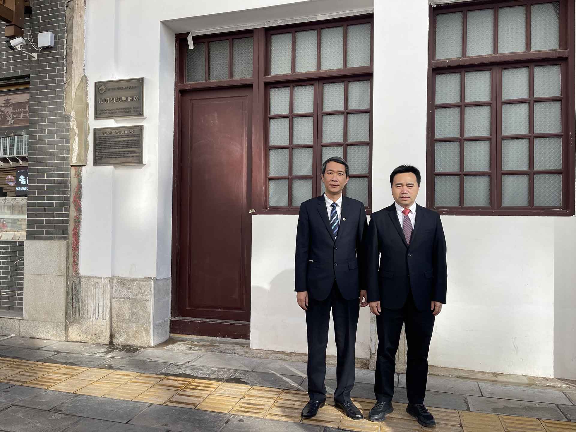 Trao tặng Bánh trà phổ nhĩ hữu nghị Việt-Trung cho Khu di tích Chủ tịch Hồ Chí Minh tại Côn Minh, Trung Quốc Trao tặng Bánh trà phổ nhĩ hữu nghị Việt-Trung cho Khu di tích Chủ tịch Hồ Chí Minh tại Côn Minh, Trung Quốc