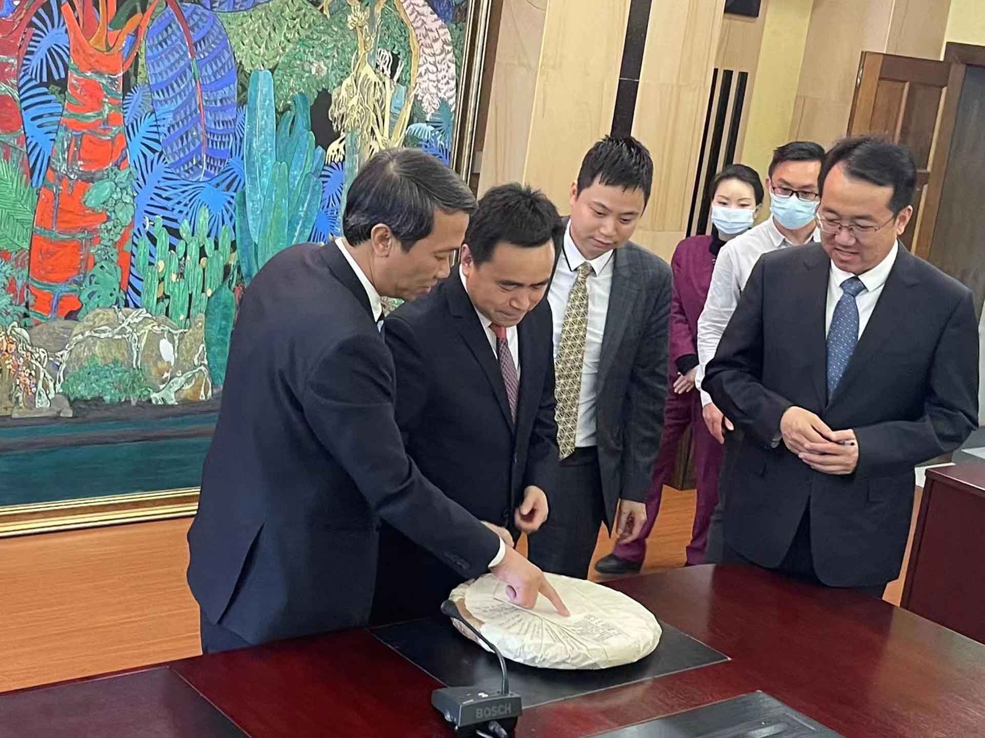 Trao tặng Bánh trà phổ nhĩ hữu nghị Việt-Trung cho Khu di tích Chủ tịch Hồ Chí Minh tại Côn Minh, Trung Quốc Trao tặng Bánh trà phổ nhĩ hữu nghị Việt-Trung cho Khu di tích Chủ tịch Hồ Chí Minh tại Côn Minh, Trung Quốc