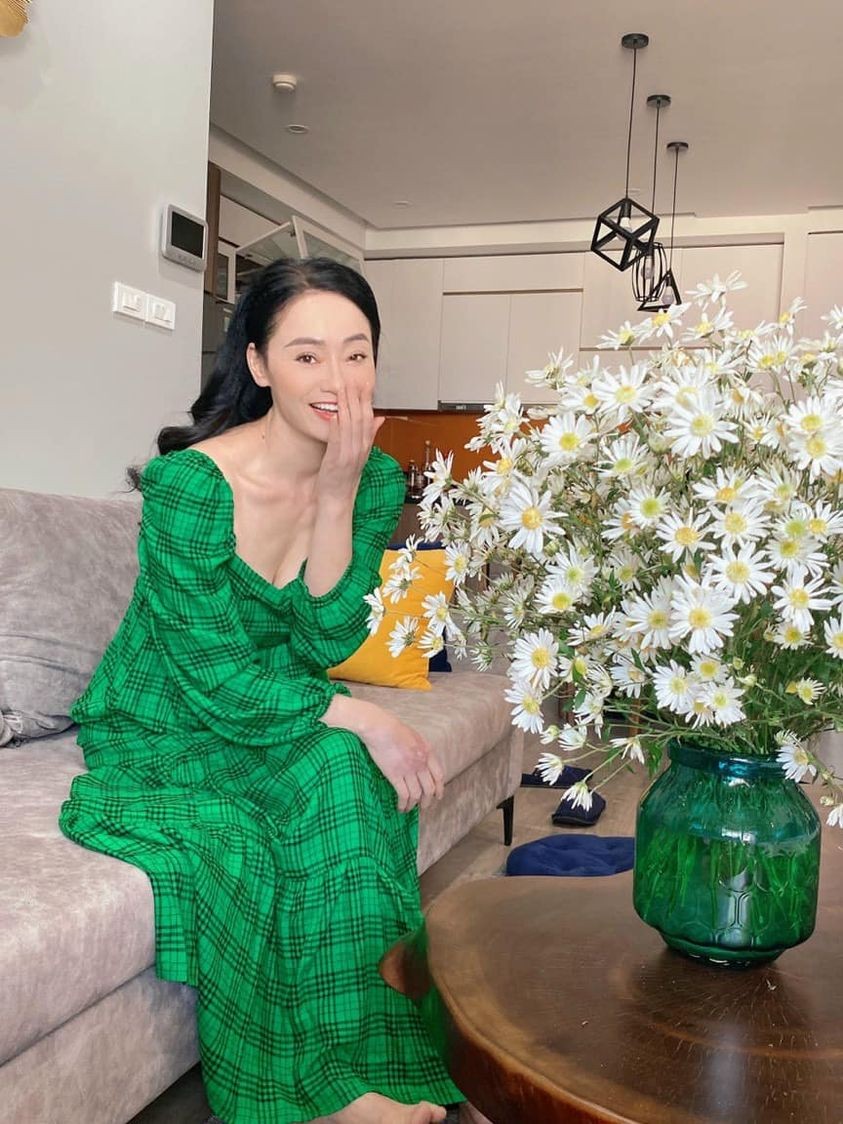 Hồng Diễm 'Hành trình công lý' đốn tim fan nhờ gu ăn mặc cực chất