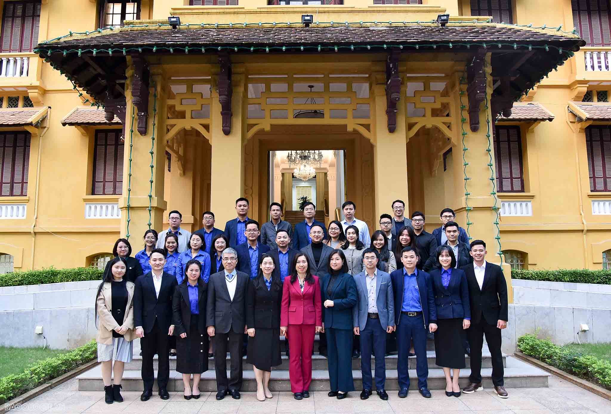 Thanh niên Bộ Ngoại giao phải ‘vừa hồng vừa chuyên’