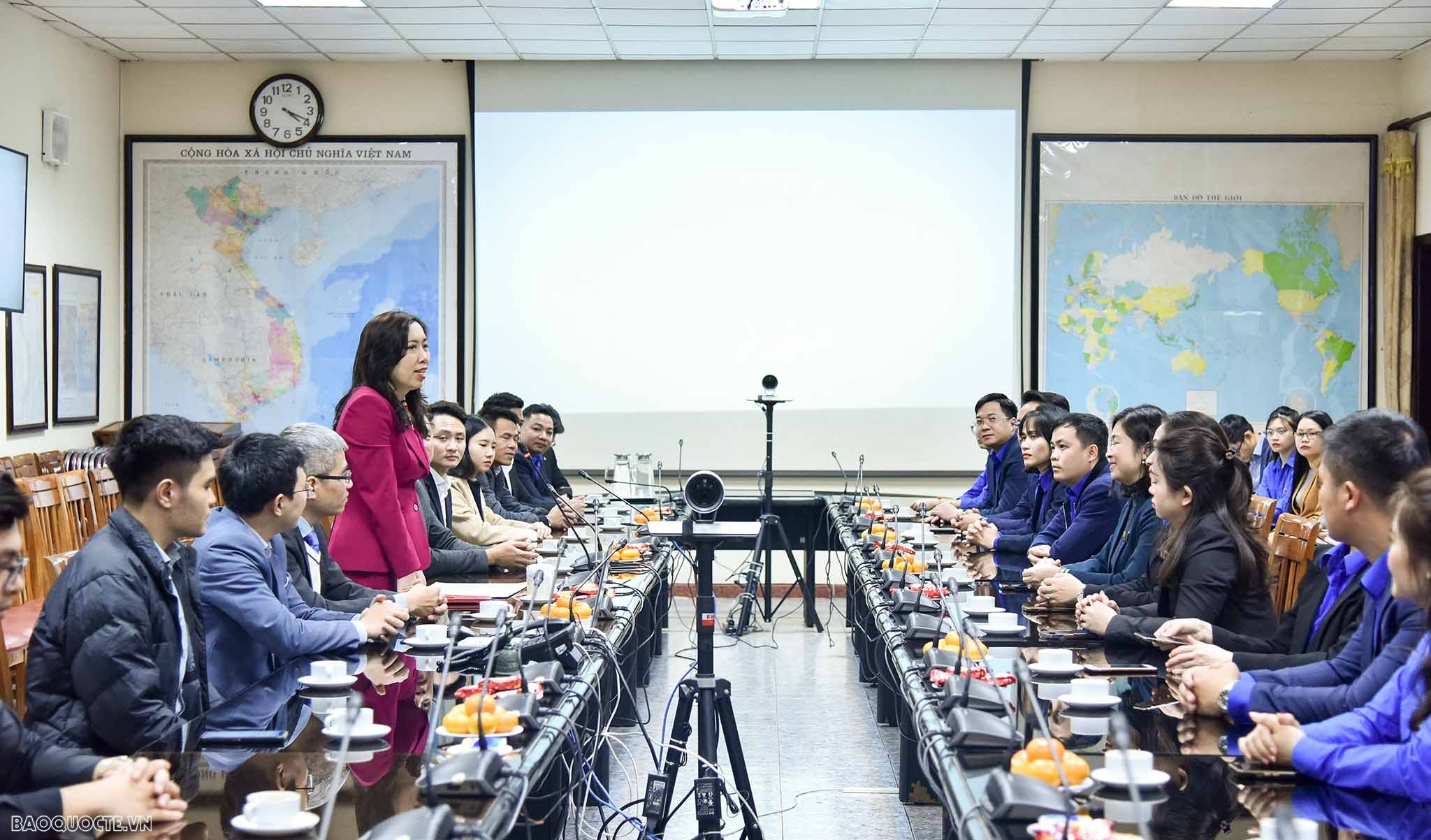 Thanh niên Bộ Ngoại giao phải ‘vừa hồng vừa chuyên’