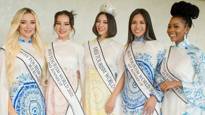 Hoa hậu Du lịch Thế giới 2022 và các Á hậu diện áo dài lụa gấm