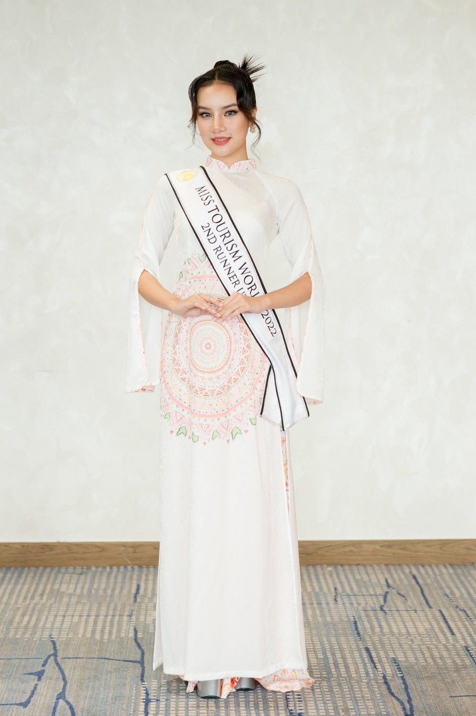 Hoa hậu Du lịch Thế giới 2022 và các Á hậu diện áo dài gấm được tặng