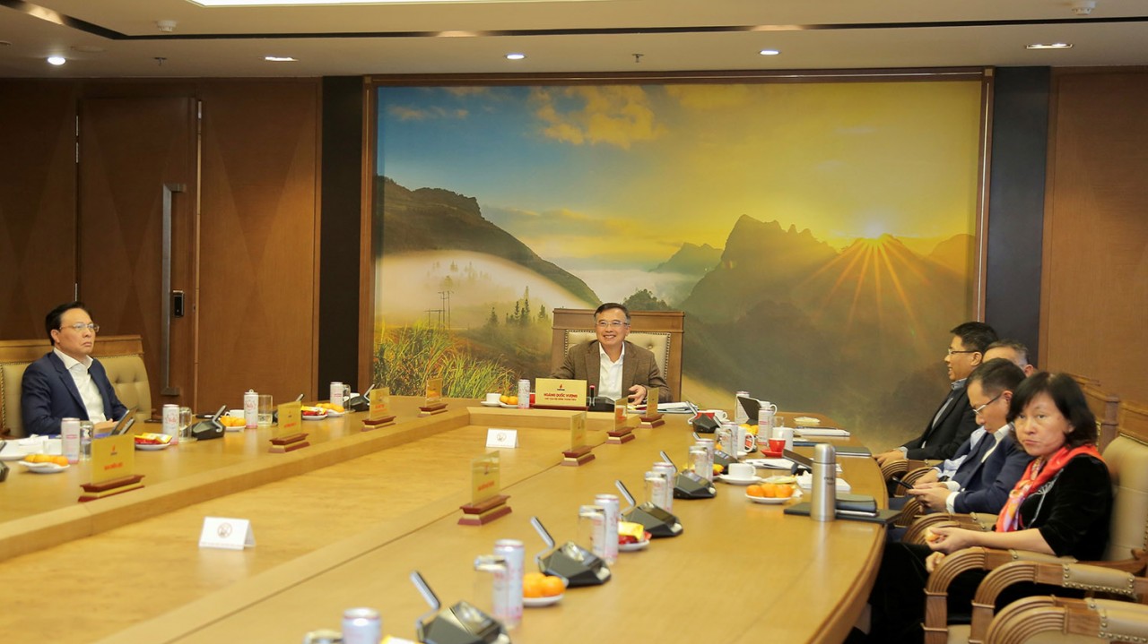 Chủ tịch HĐTV Petrovietnam Hoàng Quốc Vượng và các đồng chí lãnh đạo Tập đoàn tham dự cuộc họp.