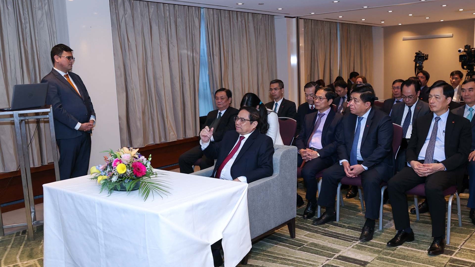 Thủ tướng tìm hiểu về mô hình quản lý, phát triển cảng Rotterdam, Hà Lan