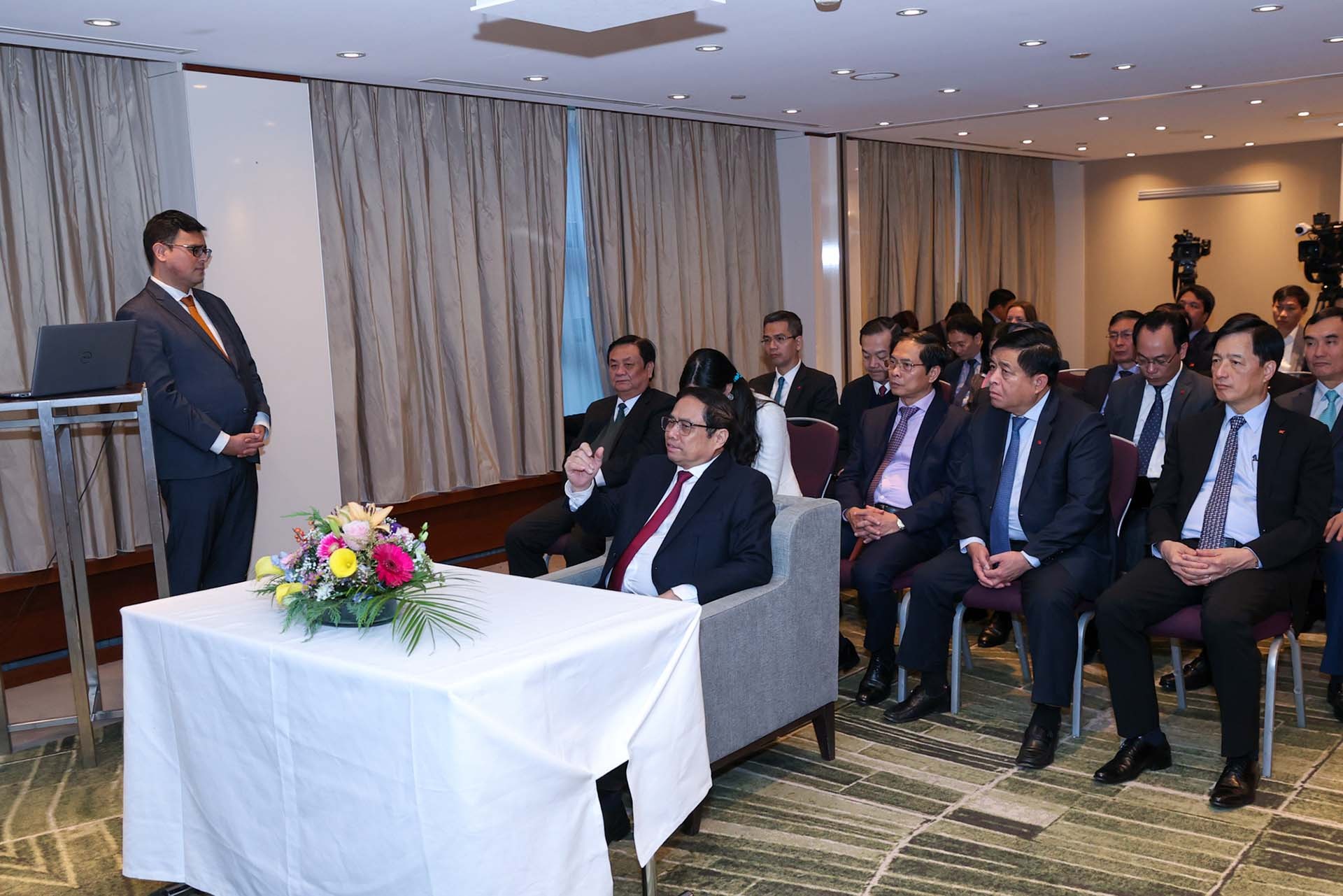 Thủ tướng Phạm Minh Chính làm việc, tìm hiểu về cảng Rotterdam. (Nguồn: VGP)