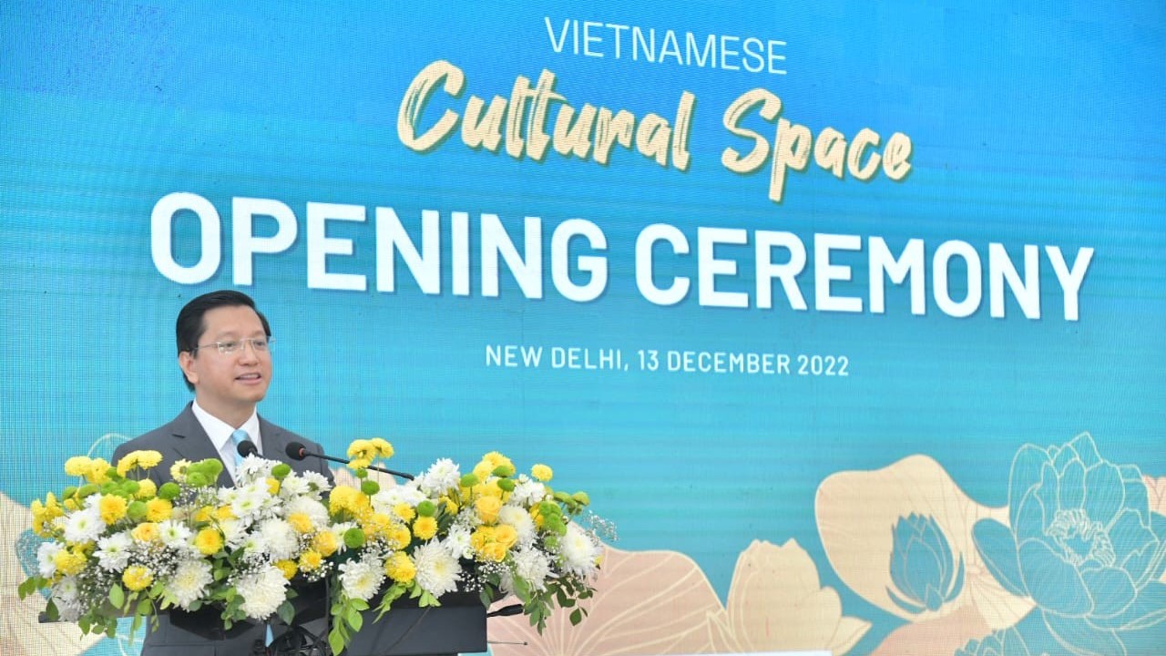 Hãy yêu Việt Nam như người Việt từ lâu đã thích xem phim Bollywood, tập Yoga và mê ẩm thực Ấn Độ