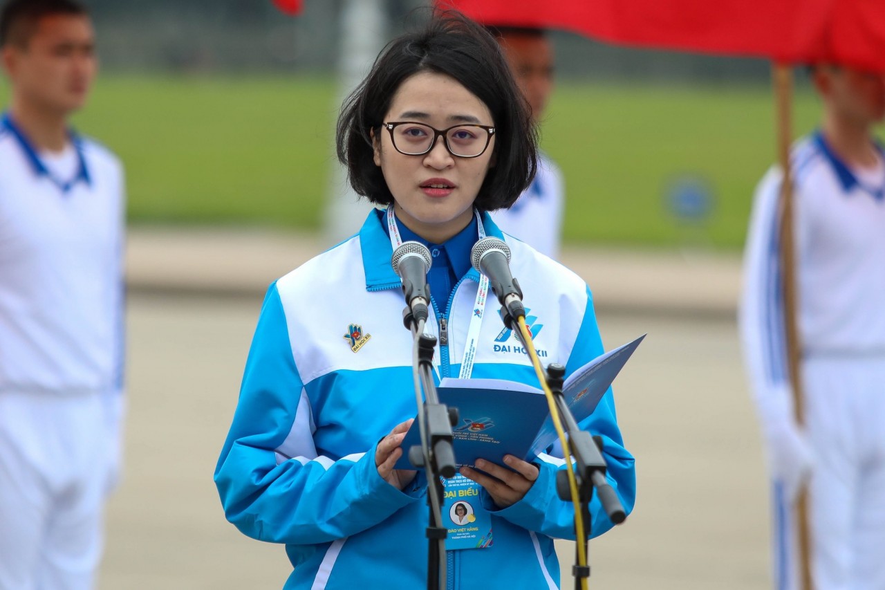 Gần 1.000 đại biểu Đại hội Đoàn toàn quốc lần thứ XII báo công dâng Bác