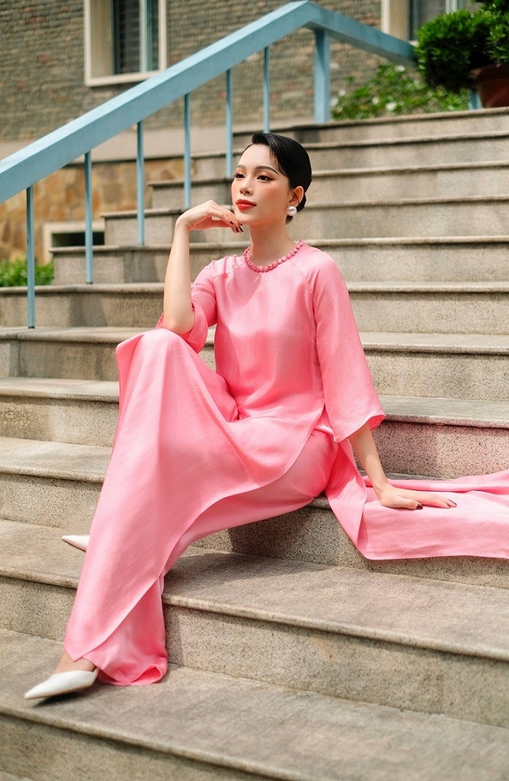 Linh Rin xinh đẹp mong manh với áo dài cổ điển